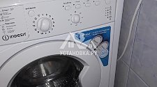 Установить в ванной комнате отдельно стоящую стиральную машину Indesit IWSB5085