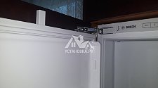 Установить встраиваемый холодильник Bosh с навесом фасада