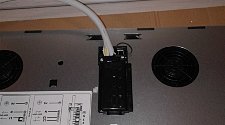 Установить электрические варочную панель и шкаф