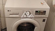 Демонтировать и установить новую отдельностоящую в ванной стиральную машину LG