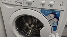 Установить новую отдельно стоящую стиральную машину Indesit в ванной 