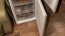 Стандартная установка холодильника и перенавес дверей холодильника (с дисплеем)
