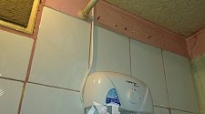 Установить проточный водонагреватель с душевой лейкой