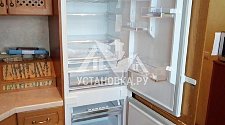Демонтировать и установить встраиваемый холодильник с навесом фасада