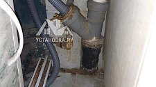 Установить отдельностоящую стиральную машину.