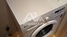 Установить отдельно стоящую стиральную машину LG F-10B8ND в ванной комнате