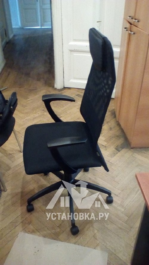 Собрать компьютерное кресло в офисном помещении