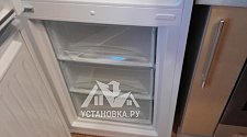 Установить холодильник и перенавесить двери холодильника