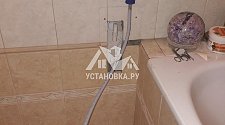 Установить в ванной комнате отдельностоящую стиральную машину на готовые коммуникации на место прежней