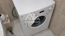 установить в ванной комнате отдельностоящую новую стиральную машину Candy AQUA 2D1140-07