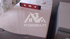 Установить на готовые коммуникации отдельностоящую стиральную машину Indesit на кухне