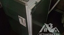 Демонтировать компактный встроенный холодильник