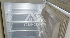 Установить отдельностоящую стиральную машину и отдельностоящий холодильник