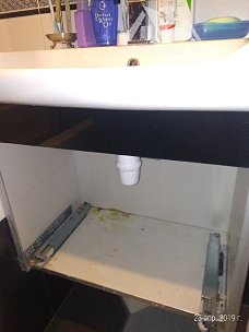 Заменить старый сифон под раковиной в ванной комнате