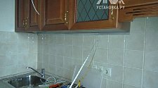 Проложить светодиодную ленту в профиле на кухне