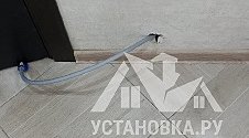 Установить отдельностоящую стиральную машину.