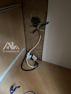 Установить встраиваемый электрический духовой шкаф и электрическую панель