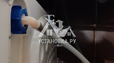 Установить в ванной комнате отдельностоящую крупногабаритную стиральную машину Аристон