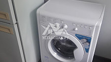 Установить на кухне новую отдельно стоящую стиральную машину Indesit