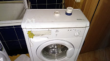 Установить отдельно стоящую стиральную машину Indesit IWUB 4105 в ванной