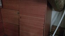 Демонтировать компактный встроенный холодильник