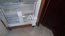Установить встраиваемый холодильник Bosh с навесом фасада