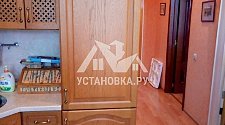 Демонтировать и установить встраиваемый холодильник с навесом фасада