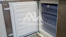 Установить встраиваемый холодильник Beko BCHA2752S с навесом фасада