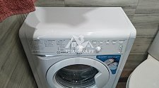 Установить отдельностоящую стиральную машину INDESIT IWUB 4105 на готовые коммуникации