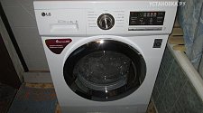 Установить отдельностоящую стиральную машину LG F1096SD3 в ванной