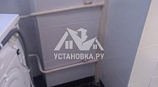 Установить на кухне отдельностоящую стиральную машину Аристон с доработкой воды