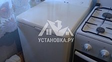 Установить на готовые коммуникации отдельностоящую стиральную машину Indesit на кухне