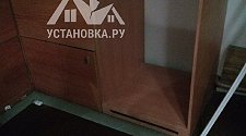 Демонтировать компактный встроенный холодильник