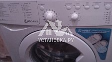 Установить отдельностоящую стиральную машину INDESIT IWUB 4105 в ванной комнате