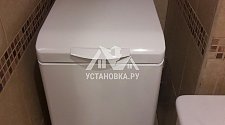 Установить отдельностоящую стиральную машину Zanussi ZWY51024CI в ванной комнате