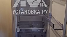 Установить холодильник и перенавесить двери холодильника