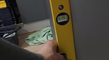 Установить отдельностоящую стиральную машину