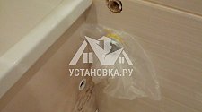 Установить на подготовленное место новую стиральную машину Hotpoint-Ariston VMSL 5081 B