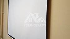 Демонтировать и установить новый экран для проектора