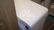 Установить отдельностоящую стиральную машину Indesit 5105LBBMUE в ванной комнате