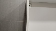 Установить шкафчик с зеркалом в ванной комнате