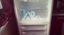Установить отдельностоящий холодильник Хайер перевесом дверей (с эл. блоком)