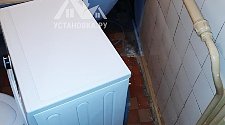 Установить отдельностоящую стиральную машину.