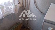 Установить на готовые коммуникации отдельностоящую стиральную машину Indesit на кухне