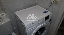 Установить отдельностоящую стиральную машину Samsung WW80K42E06W в ванной комнате.