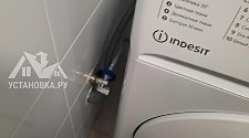 Установить отдельно стоящую стиральную машину Индезит в ванной комнате в новостройке